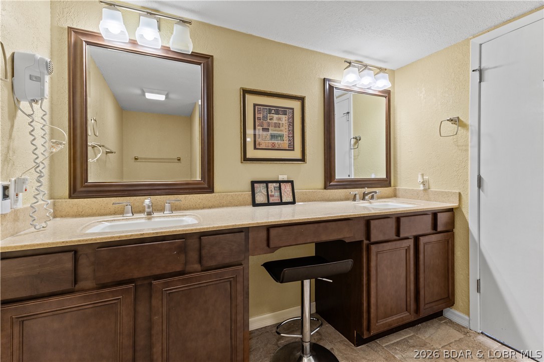 63 Elbow Cay Osage Beach, MO 65065 - Photo 44 of 64 Full ensuite - 5th bedroom