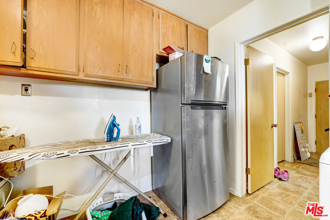6424 Shenandoah Avenue Los Angeles, CA 90056 - Photo 25 of 35 a kitchen with stainless steel appliances a refrigerator and a cabinets