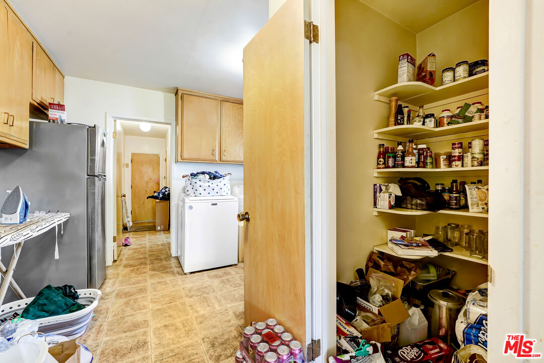 6424 Shenandoah Avenue Los Angeles, CA 90056 - Photo 26 of 35 a hallway with storage and utility room