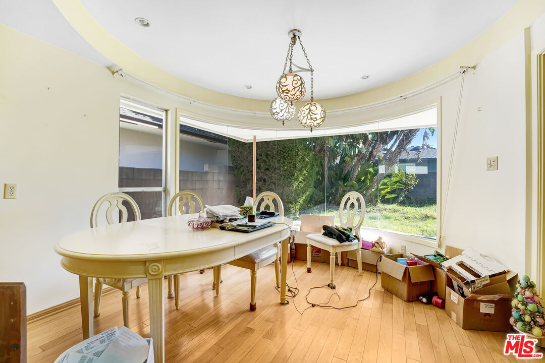 6424 Shenandoah Avenue Los Angeles, CA 90056 - Photo 27 of 35 a very nice looking dining room with a table and chairs