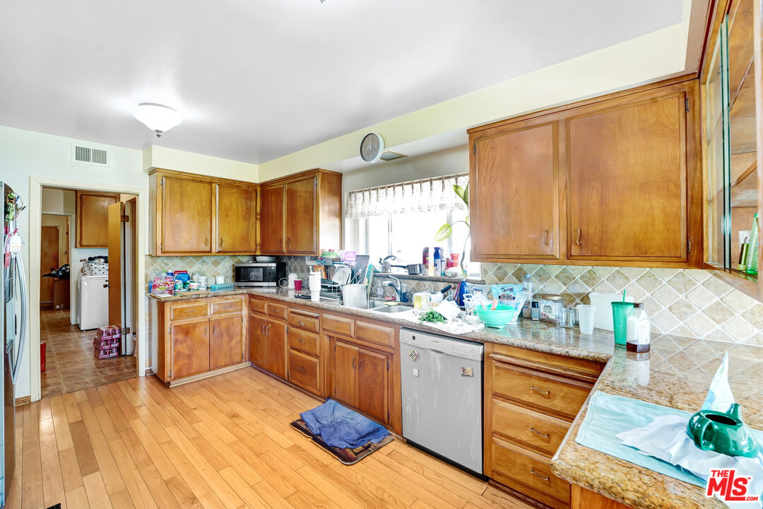 6424 Shenandoah Avenue Los Angeles, CA 90056 - Photo 29 of 35 a kitchen with a sink stove and cabinets