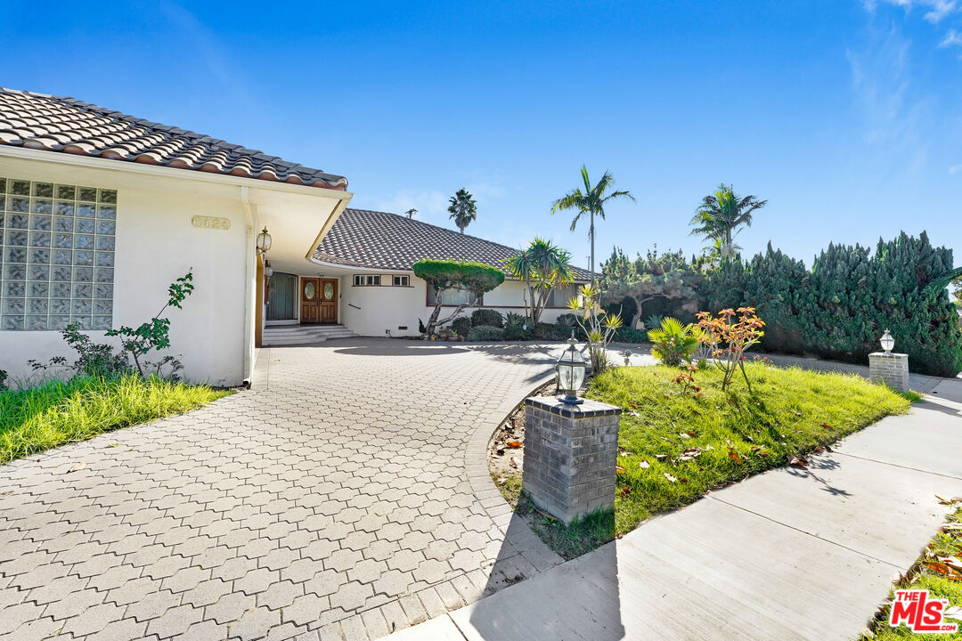 6424 Shenandoah Avenue Los Angeles, CA 90056 - Photo 3 of 35 a front view of a house with a yard