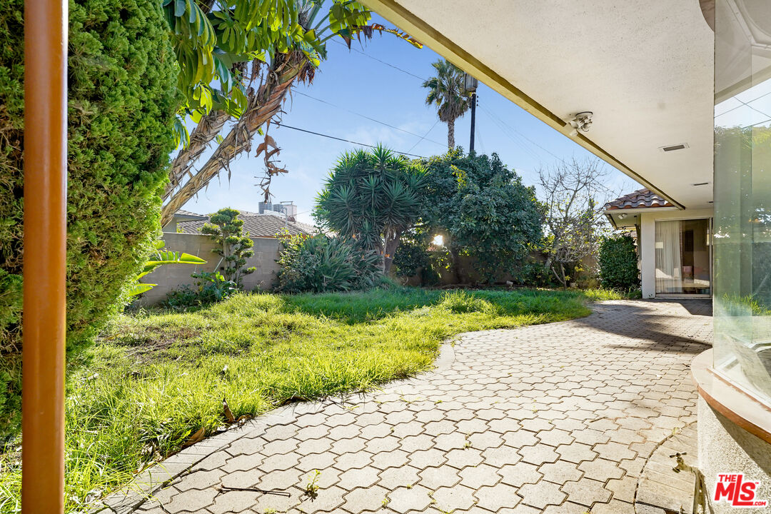 6424 Shenandoah Avenue Los Angeles, CA 90056 - Photo 35 of 35 a view of backyard with plants and outdoor seating