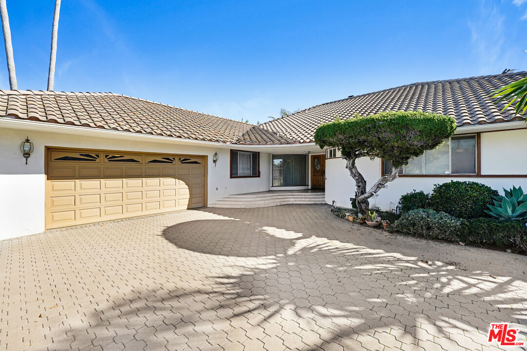 6424 Shenandoah Avenue Los Angeles, CA 90056 - Photo 4 of 35 a front view of a house with a garden