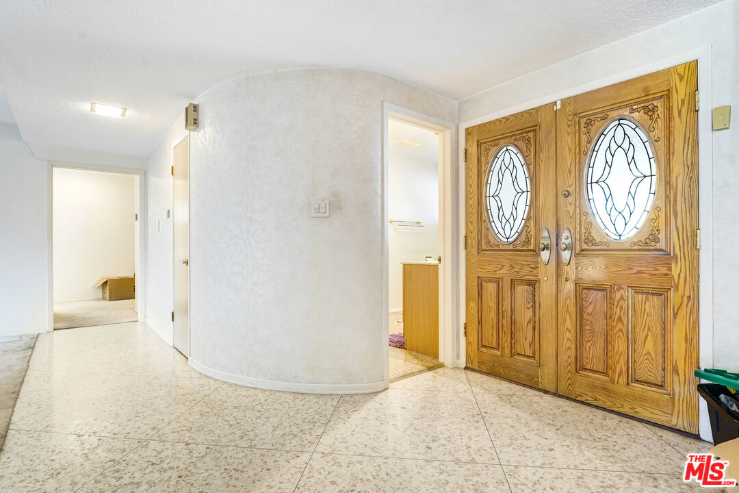 6424 Shenandoah Avenue Los Angeles, CA 90056 - Photo 6 of 35 a view of a hallway with elevator