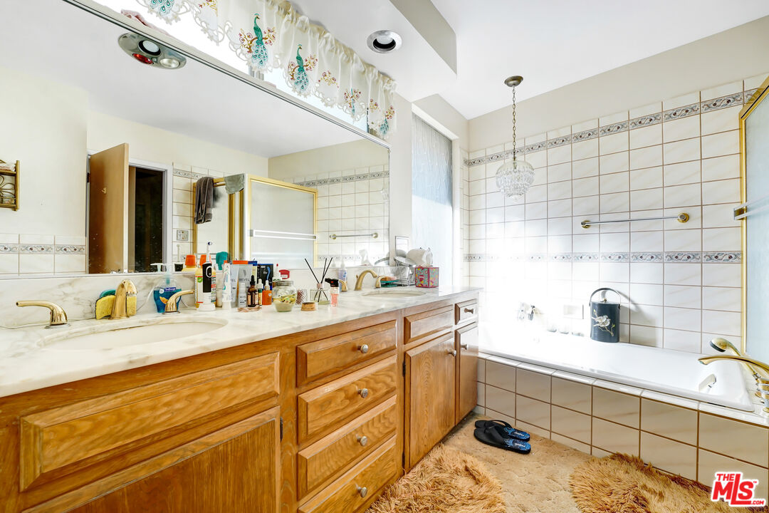 6424 Shenandoah Avenue Los Angeles, CA 90056 - Photo 10 of 35 a spacious bathroom with a double vanity sink mirror and