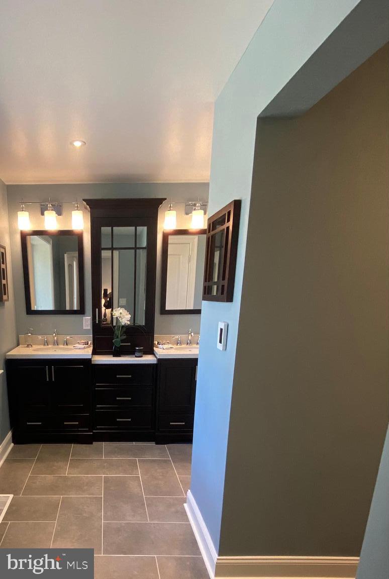 35 Dunminning Road Newtown Square, PA 19073 - Photo 25 of 37 Dual vanities