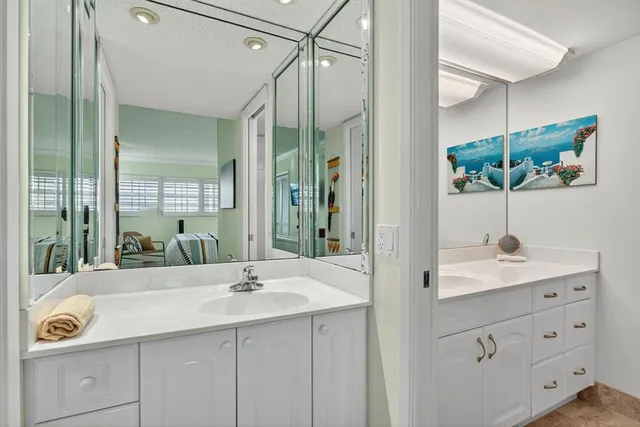 a en suite bathroom with a double vanity sink and mirror
