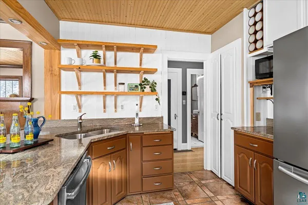 $749,900 | 5162 London Road, Duluth, MN 55804