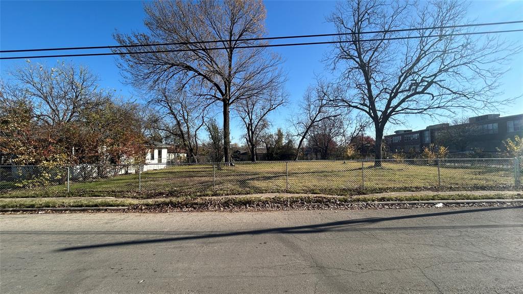 4302 Metropolitan Avenue Dallas, TX 75210 - Photo 5 of 12 a view of a house with a yard