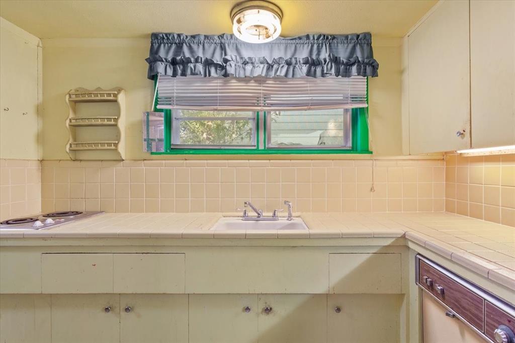 1118 Kane Street Waco, TX 76705 - Photo 12 of 32 a bathroom with a sink and a mirror