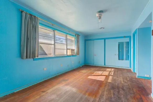 a view of empty room with window