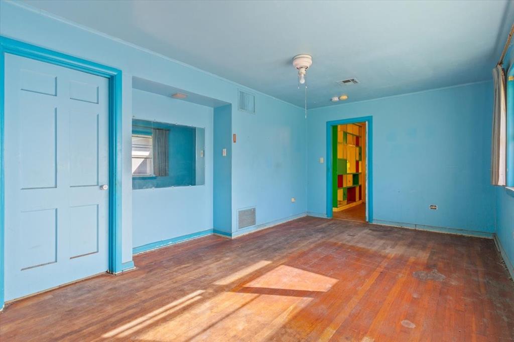 1118 Kane Street Waco, TX 76705 - Photo 15 of 32 a room that has a bed and a mirror