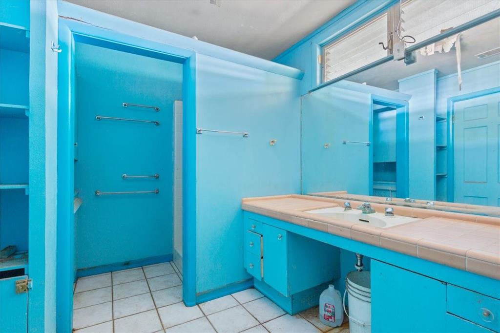 1118 Kane Street Waco, TX 76705 - Photo 17 of 32 a bathroom with a sink a toilet and a mirror