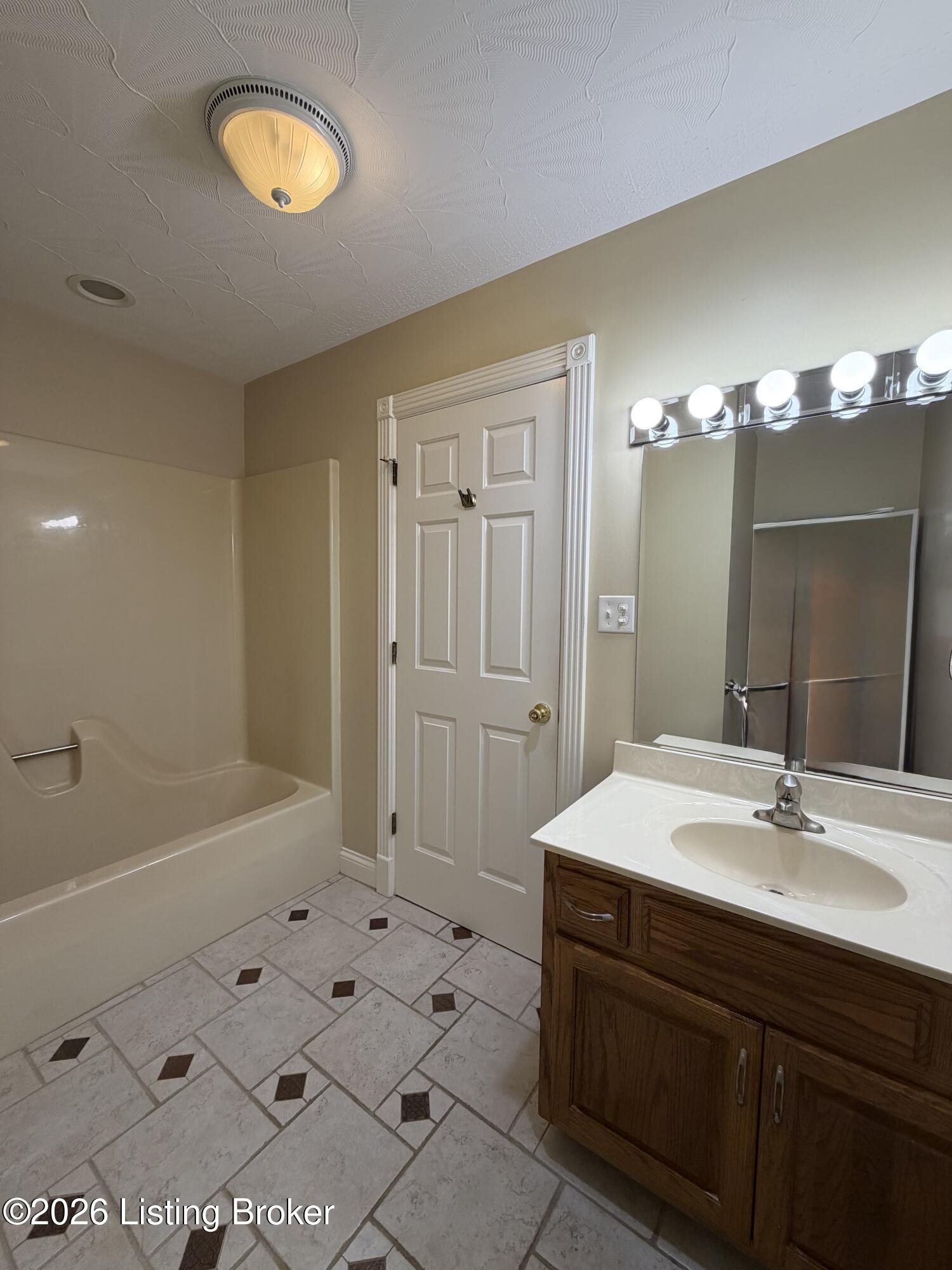 4898 Springfield Road Bardstown, KY 40004 - Photo 32 of 72 Hall Bath