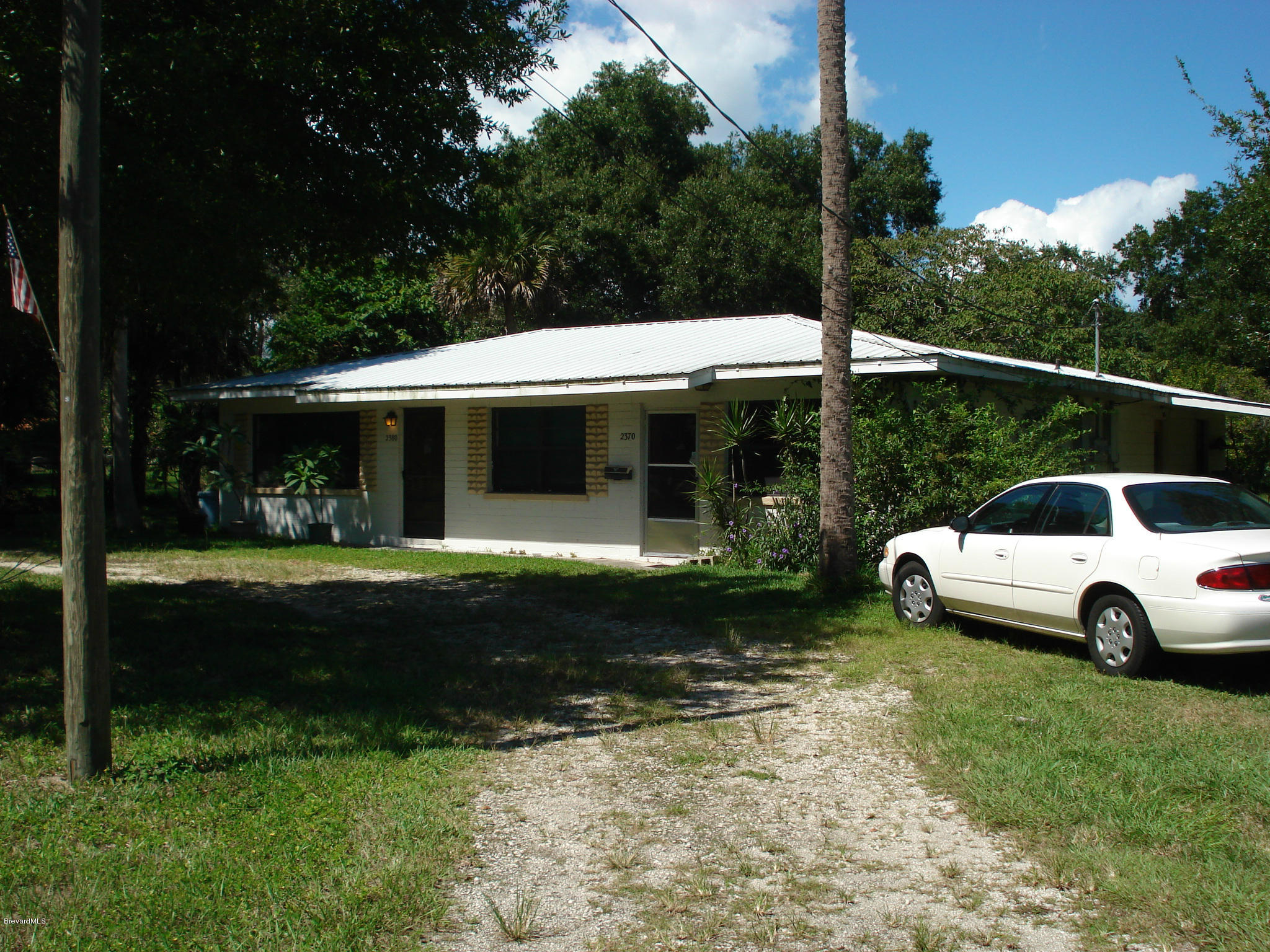 a view of a house with backyard and garden