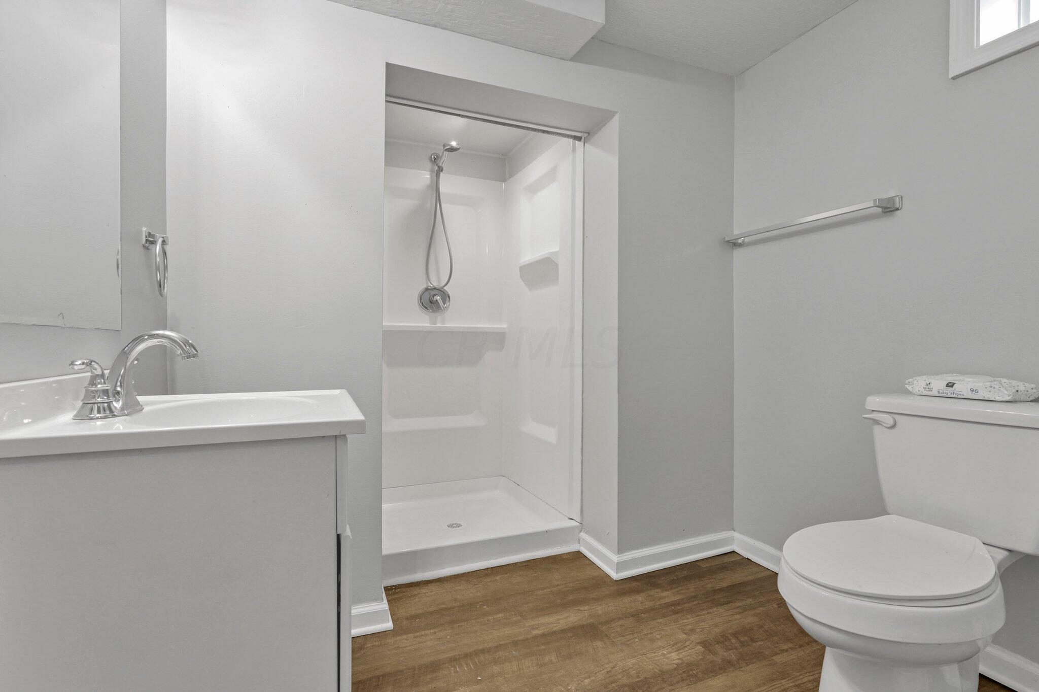 407 Derrer Road Columbus, OH 43204 - Photo 25 of 44 derrer bath4