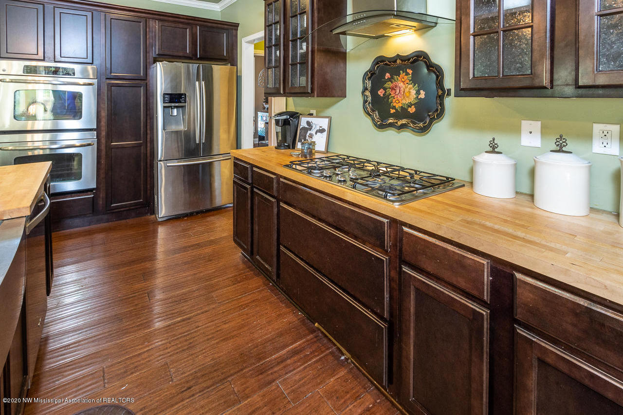14525 Leavell Road Byhalia, MS 38611 - Photo 11 of 38 Kitchen 5 Burner Gas Stove