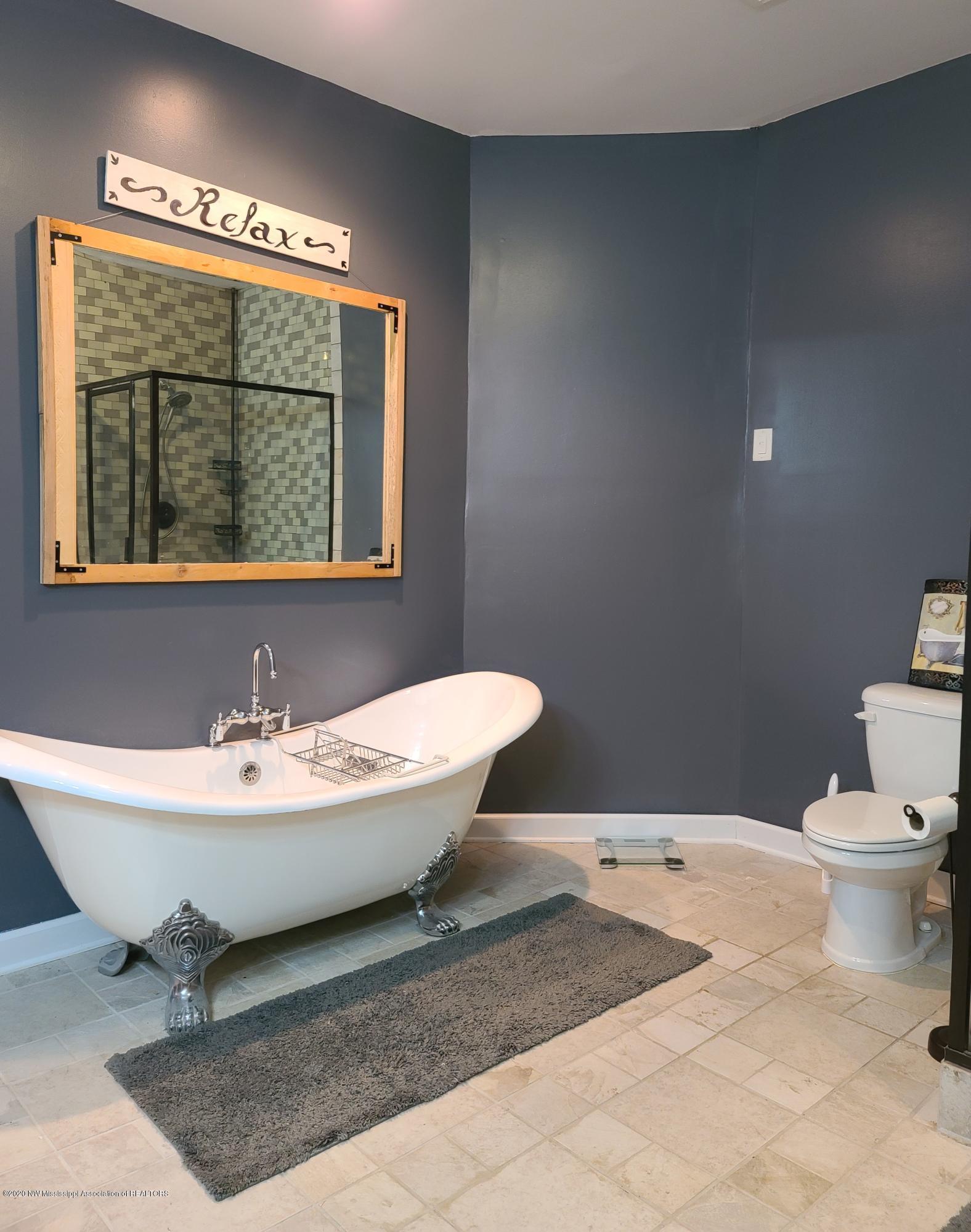 14525 Leavell Road Byhalia, MS 38611 - Photo 32 of 38 Master bath