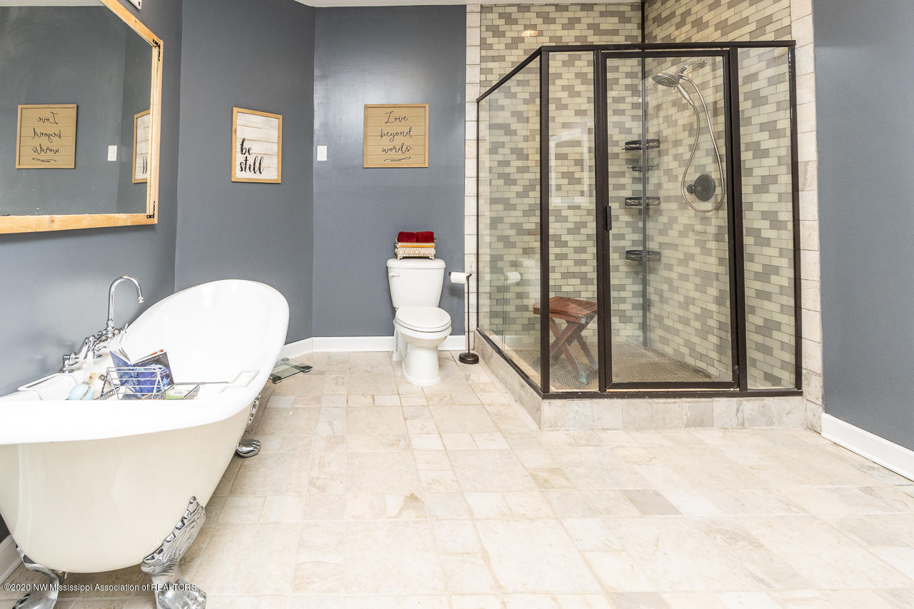 14525 Leavell Road Byhalia, MS 38611 - Photo 34 of 38 Master Bathroom