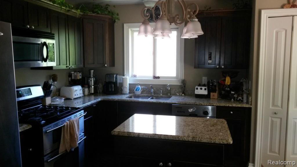 21154 Gill Road Farmington Hills, MI 48335 - Photo 12 of 37