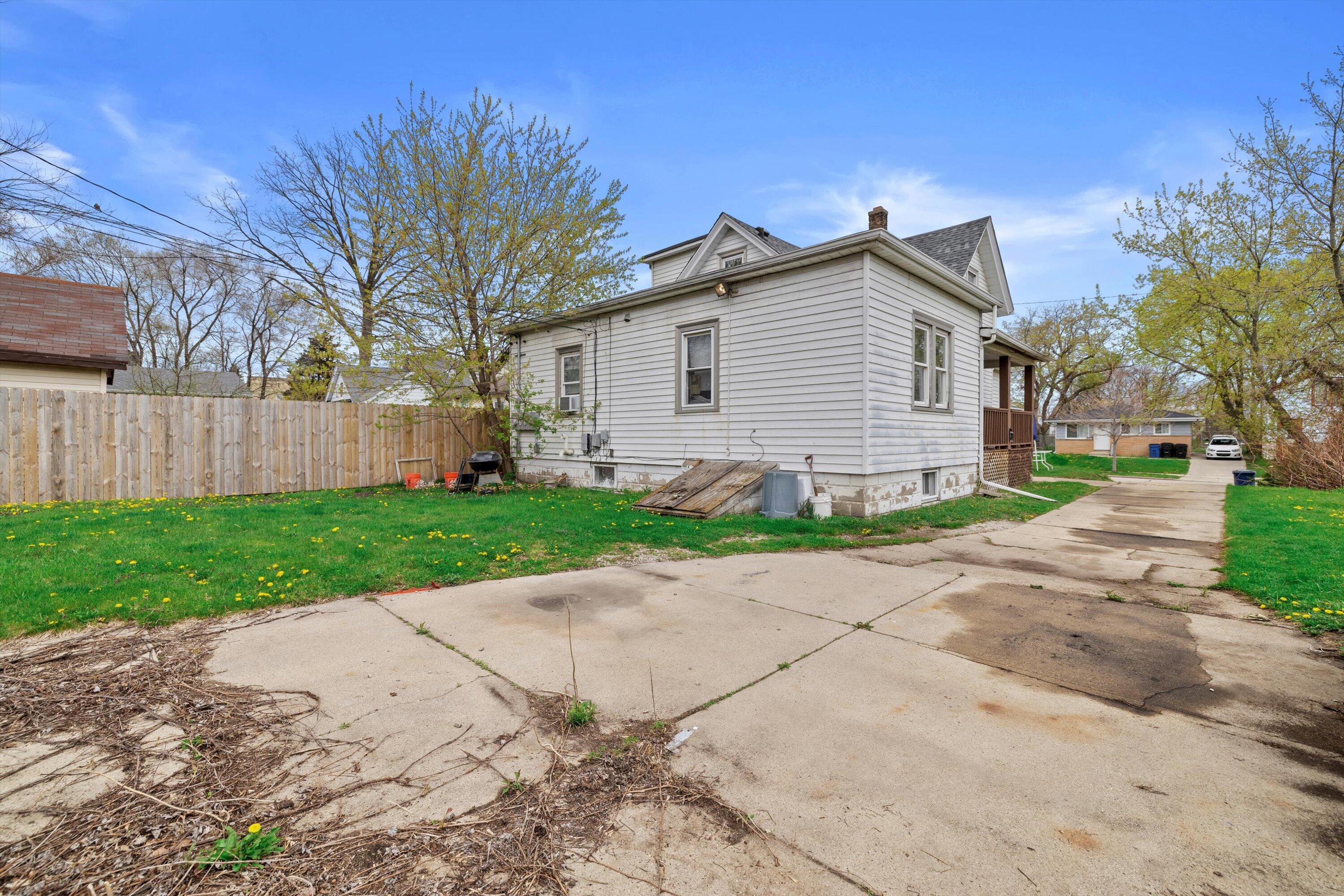 1220 North Wisconsin Street Racine, WI 53402 - Photo 21 of 24 Parking