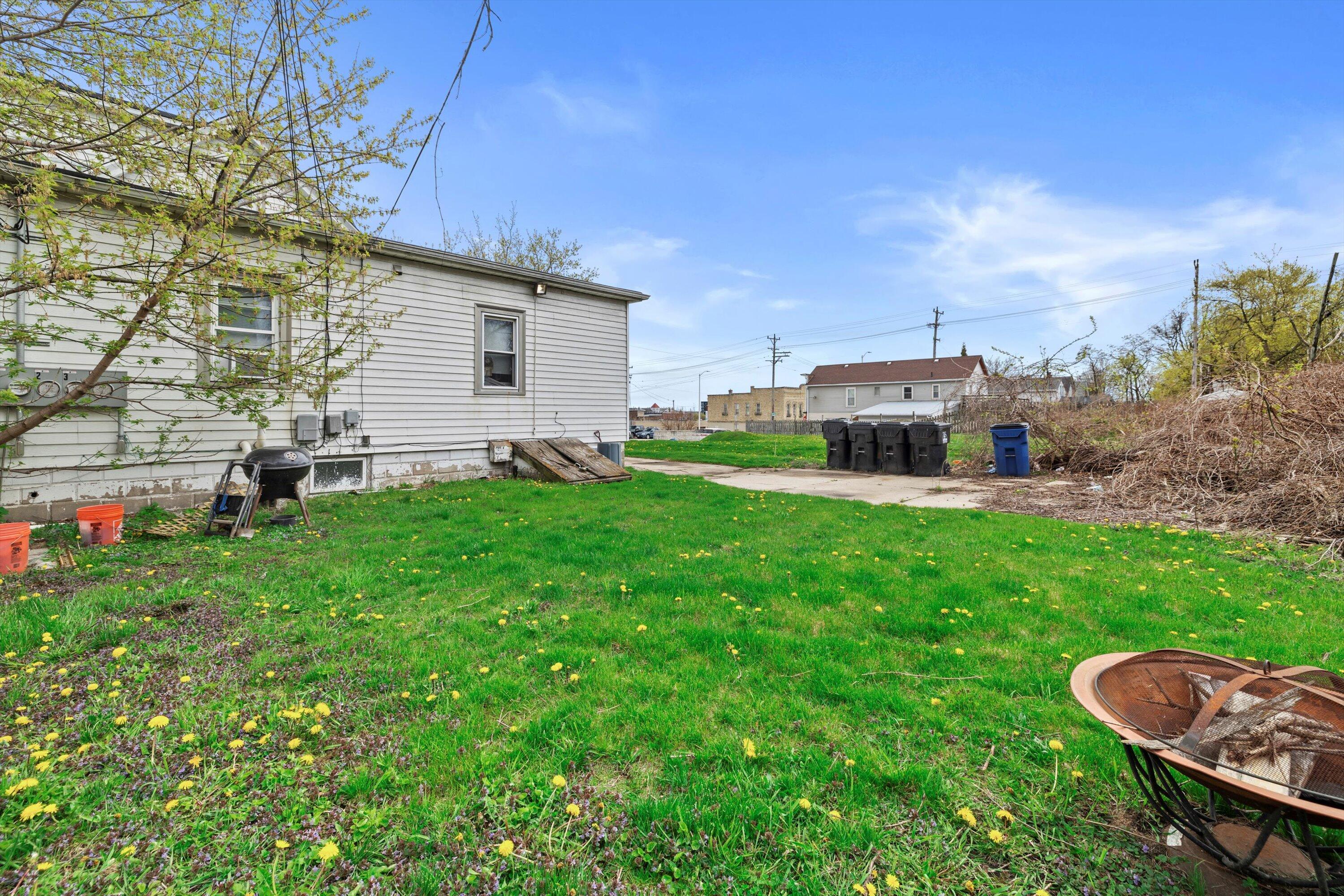 1220 North Wisconsin Street Racine, WI 53402 - Photo 22 of 24 Side Yard