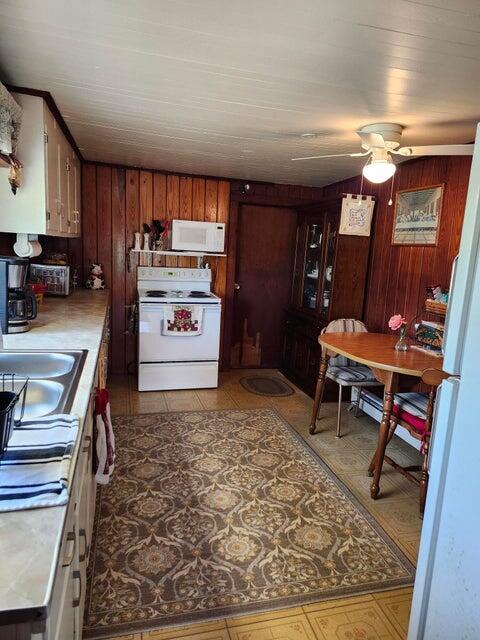 258 Briar Road DeFuniak Springs, FL 32433 - Photo 24 of 25 a room with furniture and a rug