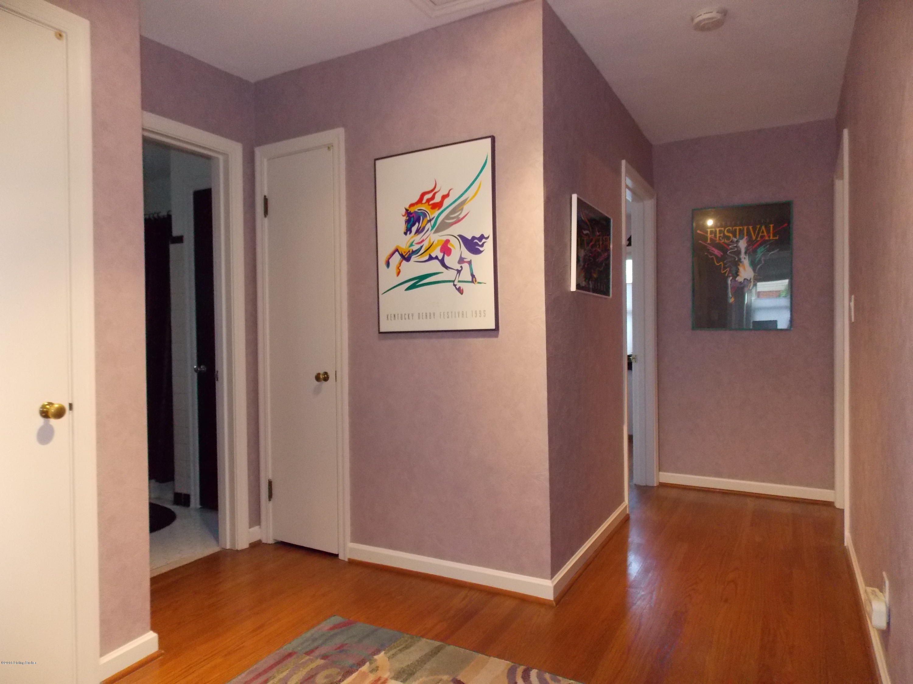 218 Alcott Road Louisville, KY 40207 - Photo 14 of 47 14-hallway