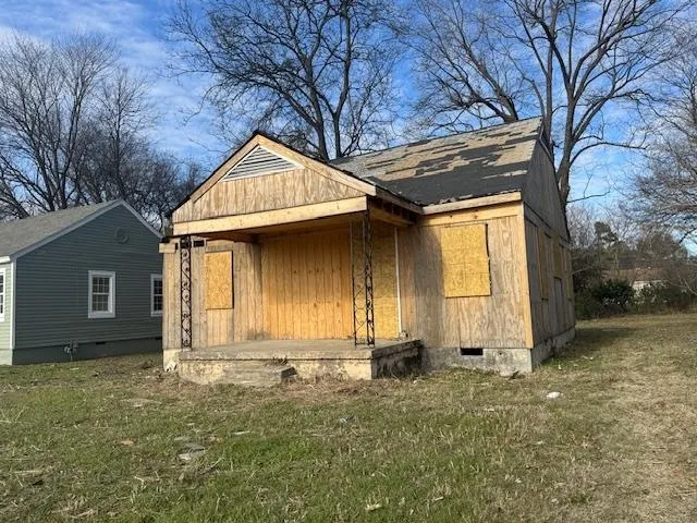 a front view of house with yard