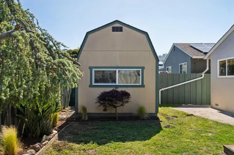 a view of a house with backyard
