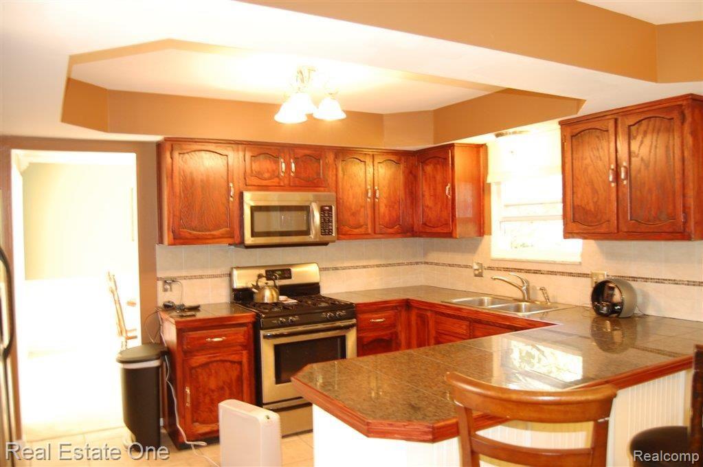 457 Pinehurst Drive Rochester, MI 48309 - Photo 5 of 23 Beautiful Kitchen