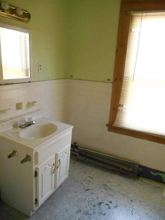 58 Bancroft Street Springfield, MA 01107 - Photo 9 of 13 Gallery Image 9