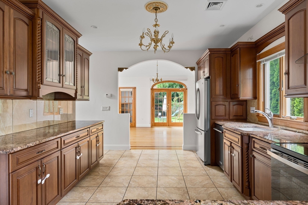 24 Carthay Circle Newton, MA 02461 - Photo 5 of 24