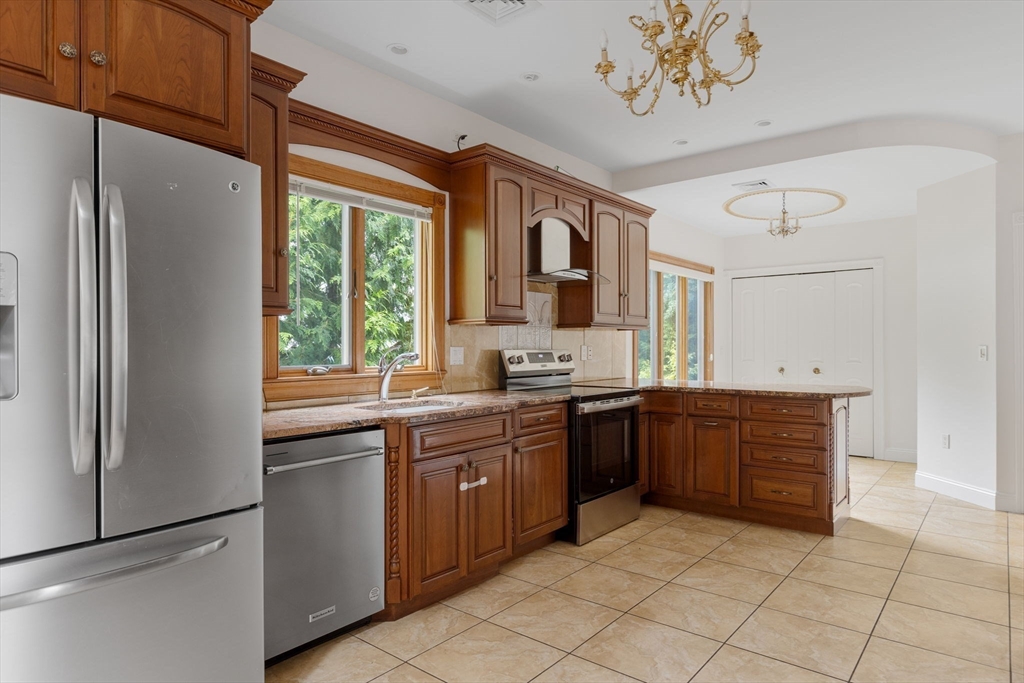 24 Carthay Circle Newton, MA 02461 - Photo 6 of 24