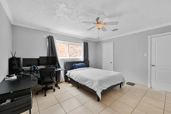 $2,400 | 12714 Huntington Field Drive, Houston, TX 77099