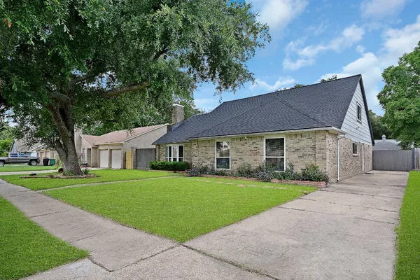 $2,400 | 12714 Huntington Field Drive, Houston, TX 77099