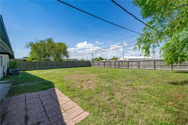 a view of a backyard