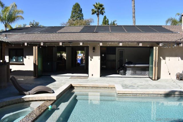 a view of entryway with a yard