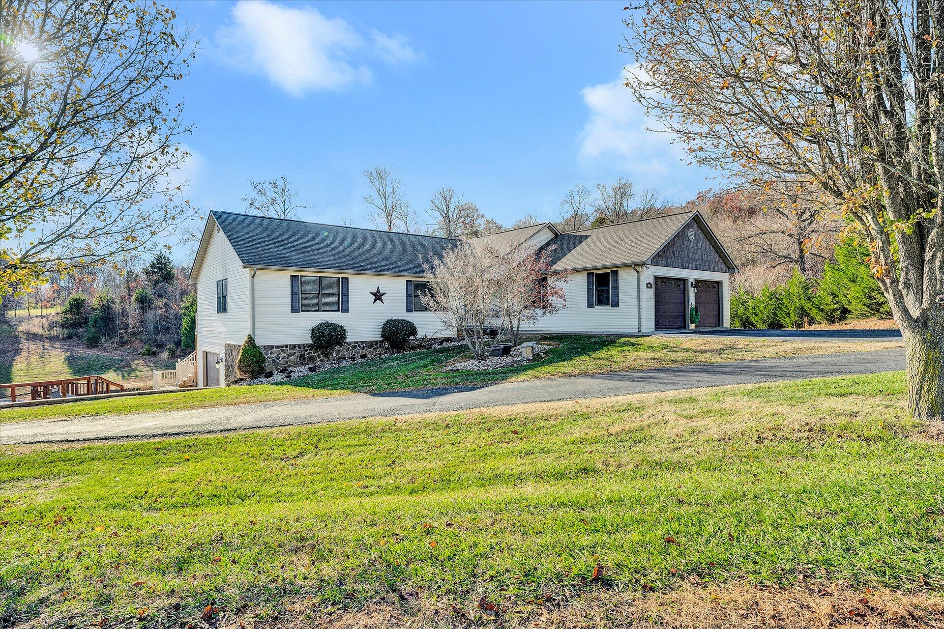 407 Aftons Meadow Road Vinton, VA 24179 - Photo 2 of 50 02-DSC00148
