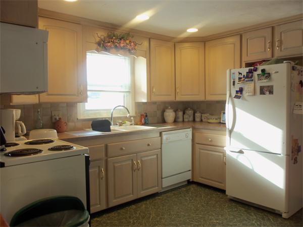 394 Abbott Street Springfield, MA 01118 - Photo 8 of 25