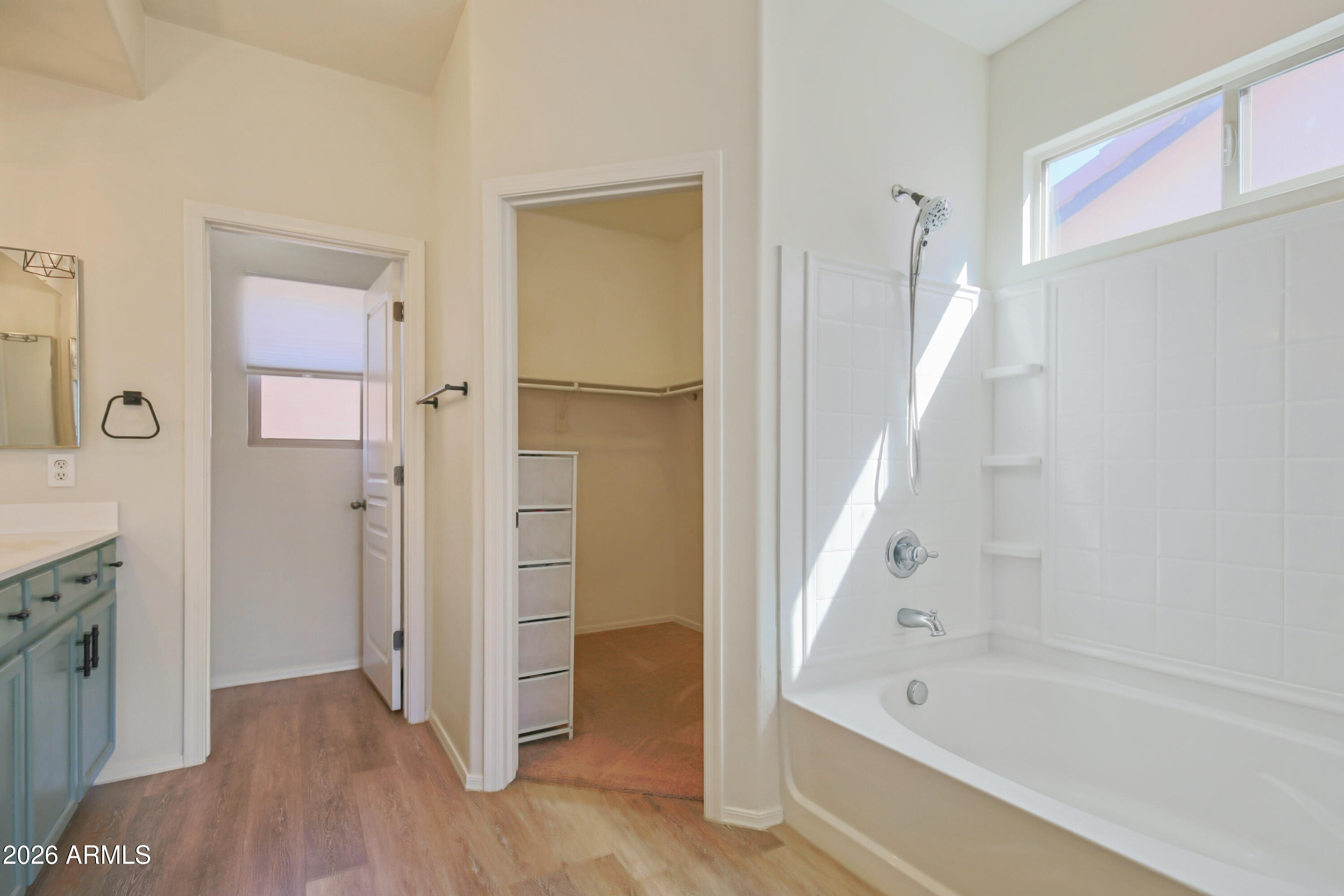 323 South Travis Mesa, AZ 85208 - Photo 13 of 30 a spacious bathroom with a bathtub and a shower