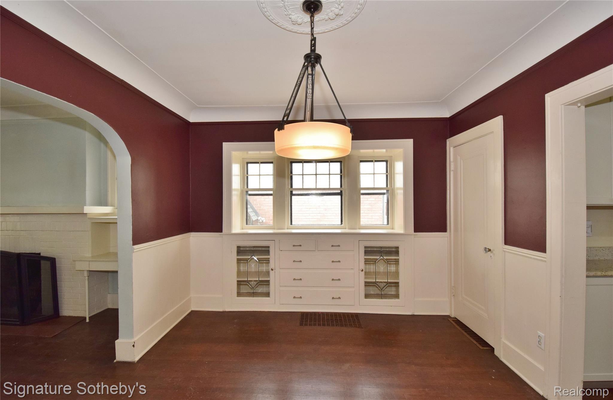 53 Wellesley Drive Pleasant Ridge, MI 48069 - Photo 14 of 49 Dining Room with Leaded Glass Built-In's