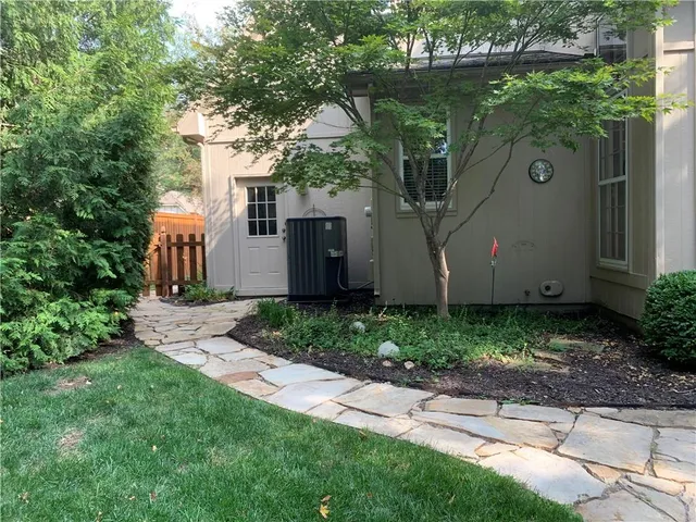 $465,000 | 7424 North Amoret Avenue, Kansas City, MO 64151