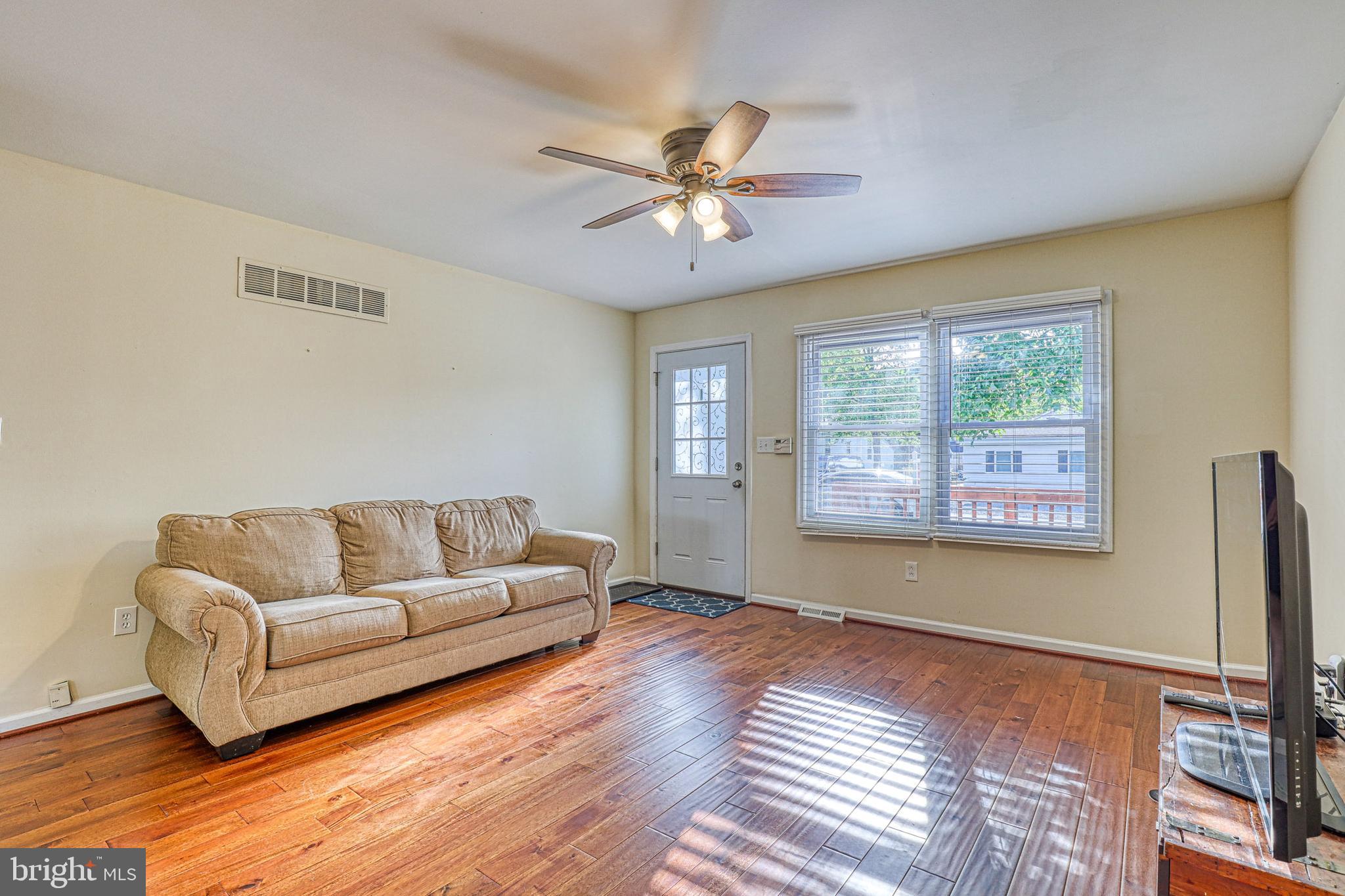 7813 E Road Pasadena, MD 21122 - Photo 8 of 31 Living Room