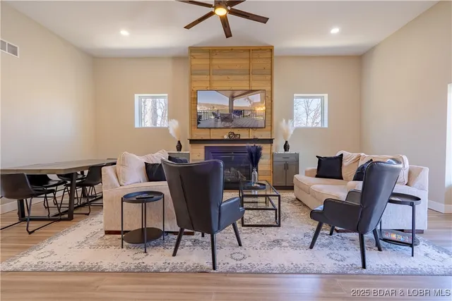 $1,250,000 | 613 Cove Circle, Sunrise Beach, MO 65079