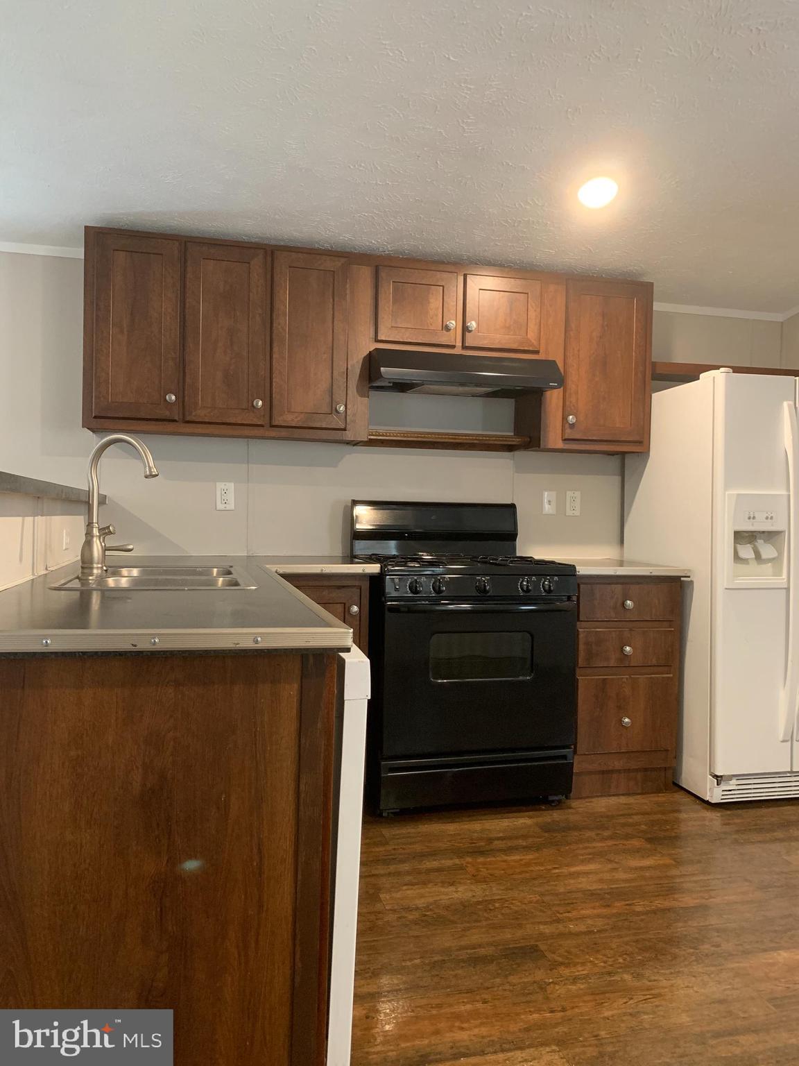 7806 Clark Road, Unit D50 Jessup, MD 20794 - Photo 13 of 37 Gas range with oven