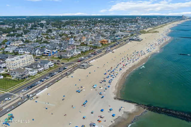 a picture of a small white building