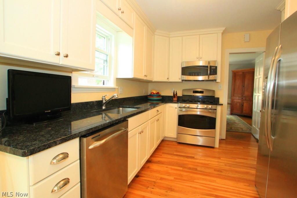 2584 Fenwick Road Cleveland, OH 44118 - Photo 8 of 25 Gallery Image 8