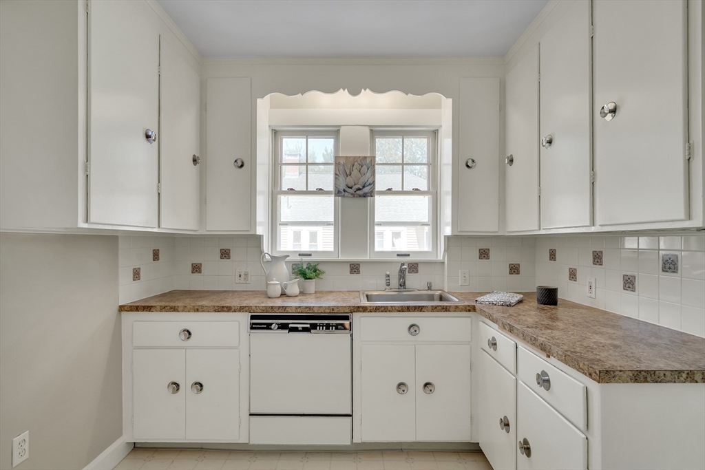 3-5 Annapolis Road Newton, MA 02465 - Photo 10 of 40